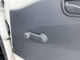 くるくる回して手動で窓を開けられます。