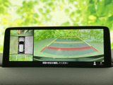 周囲の状況を映像で確認できるモニターを備え、駐車時の安全確認をサポートします。車両周辺と後方の表示を見比べながら距離感をつかみやすく、駐車が苦手な方にも心強い装備です。