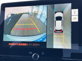 後方映像に加えて車両周辺を上から見た表示も確認でき、駐車時の周囲の把握をサポート。画面のガイドを参考にしながら、目視でも周囲を確かめて慎重に操作できます。