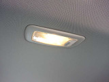 バックドアを開けると自動で点灯し、バックドアを閉めると消灯します。荷物を探す時などとても便利です!