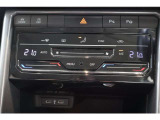 エアコン操作パネルがスライド式になっております。独立型エアコンのため運転席と助手席それぞれで快適な温度に設定いただけます。