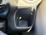 運転席の手の届く場所には500mlのパック飲料もピッタリ入る大きめのドリンクホルダーがございます(^^) ドライブ中の水分補給もバッチリです♪