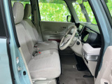 大きな窓から光が入り、運転席と助手席まわりに明るさを感じられる空間です。シートはゆったりとした形状で、乗り降りの際にも足元の広さがあり、日常使いに便利です。