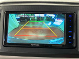 【バックカメラ】 駐車時に車両後方の様子を見ることができるので、運転の不安を軽くします。