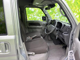 前席まわりは視界が広く、運転席から周囲を見渡しやすいレイアウトです。シートや足元にもゆとりが感じられ、毎日の移動を落ち着いて過ごせる室内空間です。