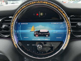 【MINIエクスペリエンスモード】それぞれのモードが特徴的なデザイン、アンビエントライトを備えるためお好みなときにコックピットのルックスや雰囲気の設定を変更頂けます