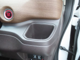 【運転席側ドリンクホルダー】運転中にすぐ取り出しやすい位置に配置しているのでドライブ中の水分補給もスムーズです。