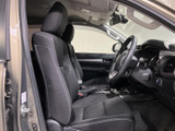 前席は座面と背もたれにゆとりを感じる形状で、運転席まわりも見渡しやすい配置です。落ち着いた色合いのシートが車内にまとまりをもたらし、日常の移動を快適に支えます。