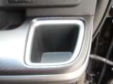 運転席側の手の届きやすい位置にもドリンクホルダーが付いています。