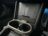 ドリンクホルダーを備えた使いやすいセンターコンソール。対応するスマートフォンならワイヤレス充電も可能で、ドライブ中の快適性と利便性を高めます。