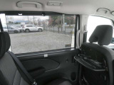 ロールサンシェード〈セカンド〉窓からの日射しが眩しいときにサッと引き出せるサンシェードを、全車スライドドアに標準装備。お子さまの安眠を守ります。