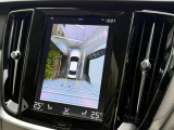 360&deg;カメラは縦型画面でとても見やすく、全方位にセンサーも付いているので狭い道でも安心です。クロストラフィックアラートで後方の障害物もお知らせしてくれます。
