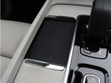 対応機種のスマートフォンを、トンネルコンソールの下のラバープレートに置いておくだけで充電可能。センターディスプレイの機能ビューを使用して、充電プレートのオンとオフを切り替えることができます。