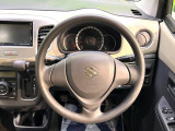 インテリアに合わせたデザインのステアリングは、運転される方のことも考え、運転しやすい形状、大きさです。是非一度、実際に触ってお確かめください。