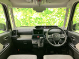 大きな窓から前方や左右を見渡しやすく、運転席まわりも視線を移しやすい配置です。明るい色調のシートとすっきりした空間で、乗り降りの際にも快適に過ごせます。
