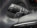 ◆減速セレクター装備◆ステアリングホイールの左右に取り付けられた2つのパドルスイッチで減速の強さを調整。 左側の「-」を操作すると減速を強く、右側の「+」を操作すると減速を弱くすることができます。