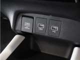 ◆USBチャージャー、12Vの電源ソケット◆使いやすい場所に装備されています。