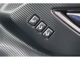 運転席のシートポジションを2か所記憶させることがシートメモリー機能が付いております。ボタンを押すと設定したシートポジションに自動で動きます♪