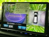 後方映像に加えて車両周囲の様子も画面で確認でき、駐車時の位置合わせをサポートします。ガイド表示も備わり、周囲に注意を払いながらバックする際に役立つ装備です。