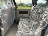 後席は窓が大きく、外の景色を楽しみながら過ごせる空間です。シートや足元にはゆとりが感じられ、落ち着いた色合いの室内が同乗者にもくつろぎやすい雰囲気をもたらします。