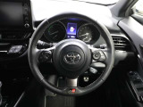 各操作スイッチなどもハンドルから手を放すことなく操作可能で安全運転に支援いたします!