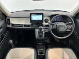 使いやすいレイアウトのダッシュボード周辺です。オートエアコンや小物入れなど嬉しい装備が満載です。