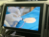 テレビ映像を表示できる画面を備え、停車中の休憩時間に番組を楽しめます。画面が大きく内容を確認しやすいため、車内で過ごす時間の使い方が広がります。