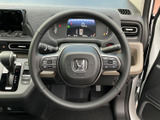 手元にスイッチ類がまとまり、運転姿勢を保ちながら必要な操作を行いやすい構成です。メーターとの位置関係も確認しやすく、毎日の運転で扱いやすさを感じていただけます。