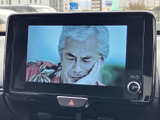 画面いっぱいに映像を表示でき、停車中の待ち時間にもテレビ番組などを楽しめます。画面の表示が見やすく、車内で過ごすひとときに便利な装備です。