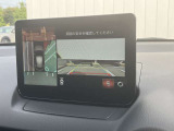 360度ビューカメラを搭載。4方の小型カメラの映像を処理し、車両真上からの映像に変換しています。