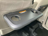 ドリンクホルダーと小物置きが付いてます