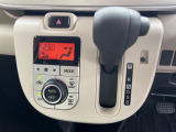 【オートエアコン】一度お好みの温度に設定すれば、車内の温度を検知し風量や温度を自動で調整。暑い&hellip;寒い&hellip;と何度もスイッチ操作をする必要はありません。快適な車内空間には必須の機能ですね♪