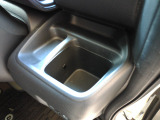 運転席から手の届きやすい位置に、ドリンクホルダーと小銭などを入れて置けるトレイが付いています。