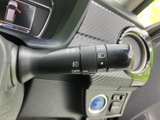ハンドル脇にレバーを備え、表示されたマークを見ながら操作内容を確認できます。運転席から手が届きやすい位置にあり、運転中も扱いやすさに配慮された装備です。