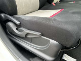 運転席シートはレバーで上下の調整が出来ますよ。