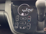 【オートエアコン】一度お好みの温度に設定すれば、車内の温度を検知し風量や温度を自動で調整。暑い&hellip;寒い&hellip;と何度もスイッチ操作をする必要はありません。快適な車内空間には必須の機能ですね♪