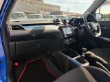 車両にマッチした純正フロアマット付きです。