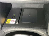 置くだけ充電器(ワイヤレス充電器)が付いています。