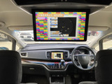 前席のナビ画面に加えて天井にもモニターを備え、停車中の映像視聴など車内で過ごす時間に便利です。画面が複数あることで、用途に合わせて使い分けやすい装備です。