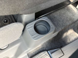 運転席と助手席の間には、ドリンクホルダーが付いています!