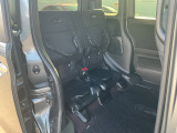 後席シートを跳ね上げれば背の高い荷物もらくらく!!