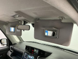 【サンバイザー】車内で身だしなみを整えるためのバニティミラーがセット。お化粧直しや髪型のチェックに活用できます。