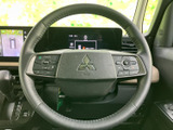 ステアリングには左右に操作スイッチが配置され、運転姿勢を保ちながら必要な機能に手が届きます。表示やボタンの位置を確認しやすく、毎日の運転を便利に支えます。