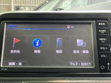 目的地や情報、電話、設定などを選べるメニュー画面を備えています。画面脇には音量調整などのボタンも並び、必要な項目へアクセスしやすい構成で、日常の移動をサポートします。