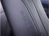 【サイドエアバッグ】側面からの衝突時、サイド・エアバッグが一瞬で展開し、胸部と臀部を保護します。サイド・エアバッグはフロントシートの外側側面に取付けられております。