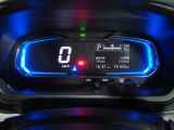 速度計は大きなデジタル表示。安全速度をしっかり確認できます。