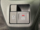 指先だけで簡単に操作が可能な電動パーキングブレーキを採用。「HOLD」スイッチを押すと、渋滞や信号待ちなどでブレーキペダルから足を離しても、ブレーキを保持するので安心です