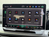 純正インフォテイメントシステム「Discover」。12.9インチ大型タッチスクリーンで、シンプルで直感的な操作性と高い視認性を実現。