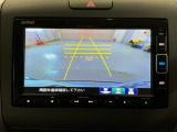 リバースギアに入れるだけで後方の表示へ切り替わります。夜間や雨の日の駐車も楽になりますよ。