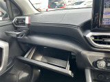 助手席前にもグローボックスやドリンクホルダーがあります